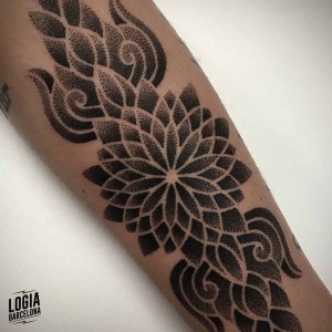 tatuaje_brazo_geometrico_mandala_logiabarcelona_juan_chazsci